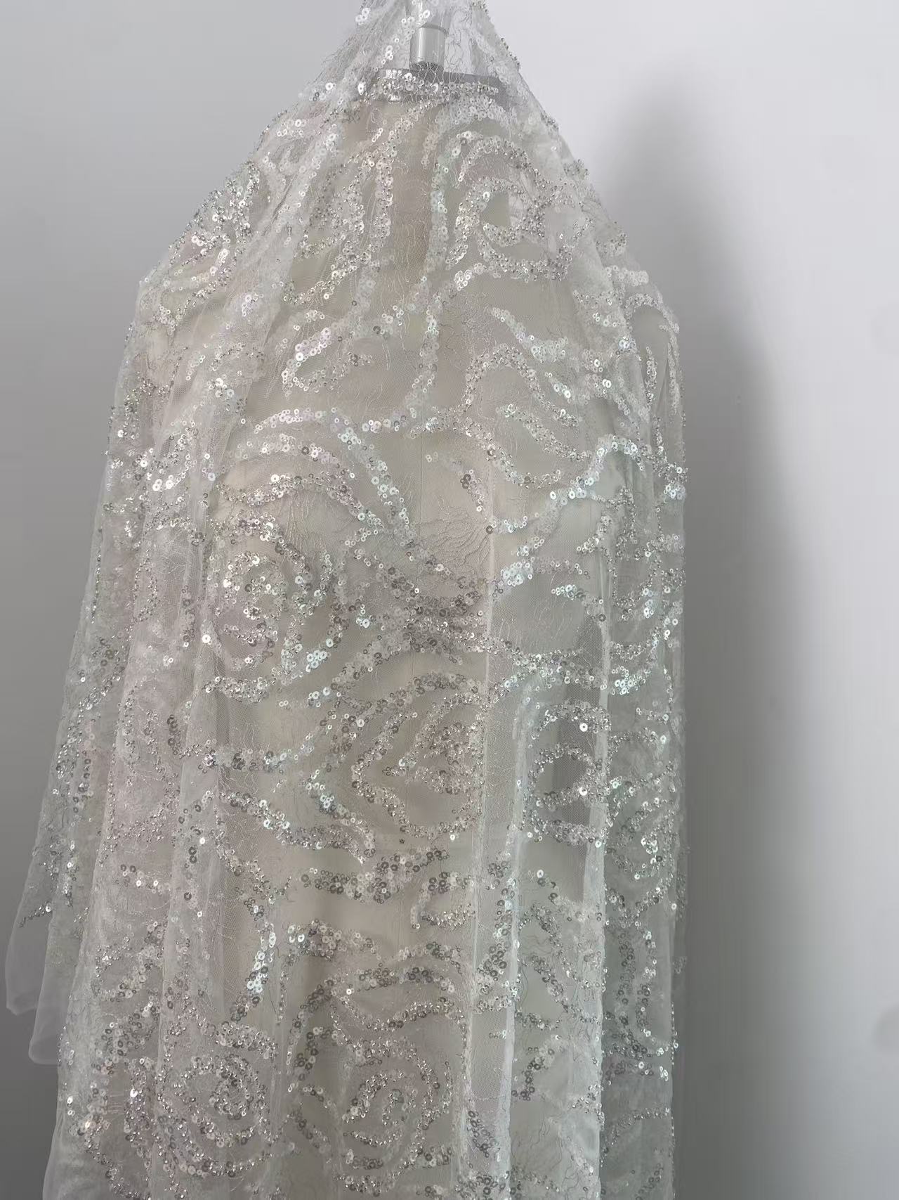 Тяжелая кружевная ткань с буси – обзор и цена Embroidery Rose